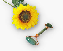 Carica l'immagine nel visualizzatore di Gallery, Set Cura del Viso 7 in 1: Jade Roller, Spazzola, 5 Dischetti Struccanti Lavabili, Spugna Konjac, Asciugamano, 2 Bombe da Bagno