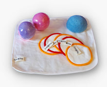 Carica l'immagine nel visualizzatore di Gallery, Set Struccante: 5 Dischetti Struccanti Lavabili, Spugna Konjac, Asciugamano, 2 Bombe da Bagno
