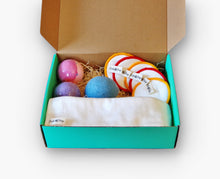 Carica l'immagine nel visualizzatore di Gallery, Set Struccante: 5 Dischetti Struccanti Lavabili, Spugna Konjac, Asciugamano, 2 Bombe da Bagno
