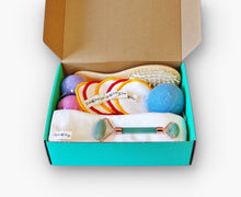 Carica l'immagine nel visualizzatore di Gallery, Set Cura del Viso 7 in 1: Jade Roller, Spazzola, 5 Dischetti Struccanti Lavabili, Spugna Konjac, Asciugamano, 2 Bombe da Bagno
